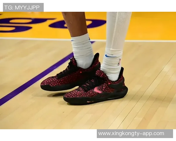 2025年男足球星推荐的高性能球鞋榜单,助力踢出精彩表现